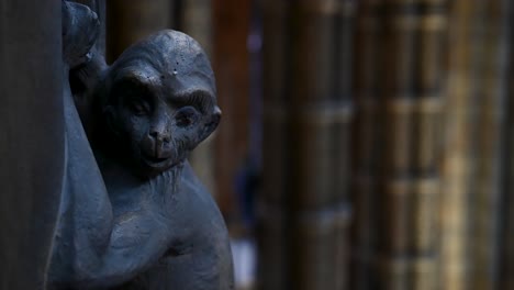 gorila dentro del museo de historia natural, londres, reino unido