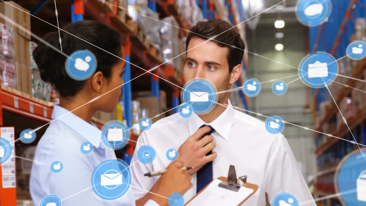 Animazione di una rete di connessioni con icone su diversi lavoratori e lavoratrici in magazzino