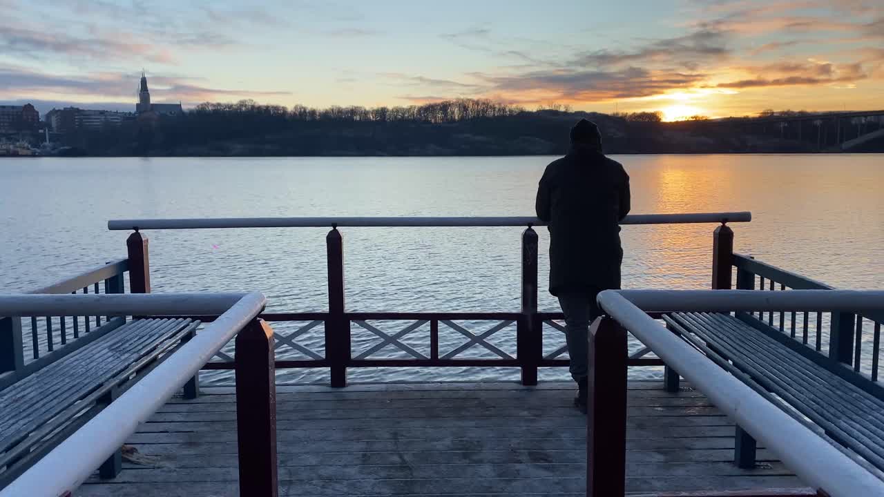 silueta de hombre mirando horizonte marina puesta de sol