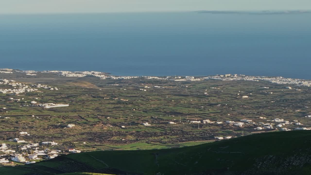 Vista del paesaggio di Lanzarote con l'oceano sullo sfondo da un punto elevato
