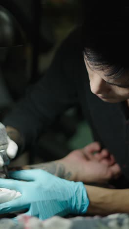 artista del tatuaje en el trabajo