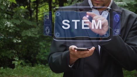 el hombre de negocios usa un holograma con un tronco de texto.