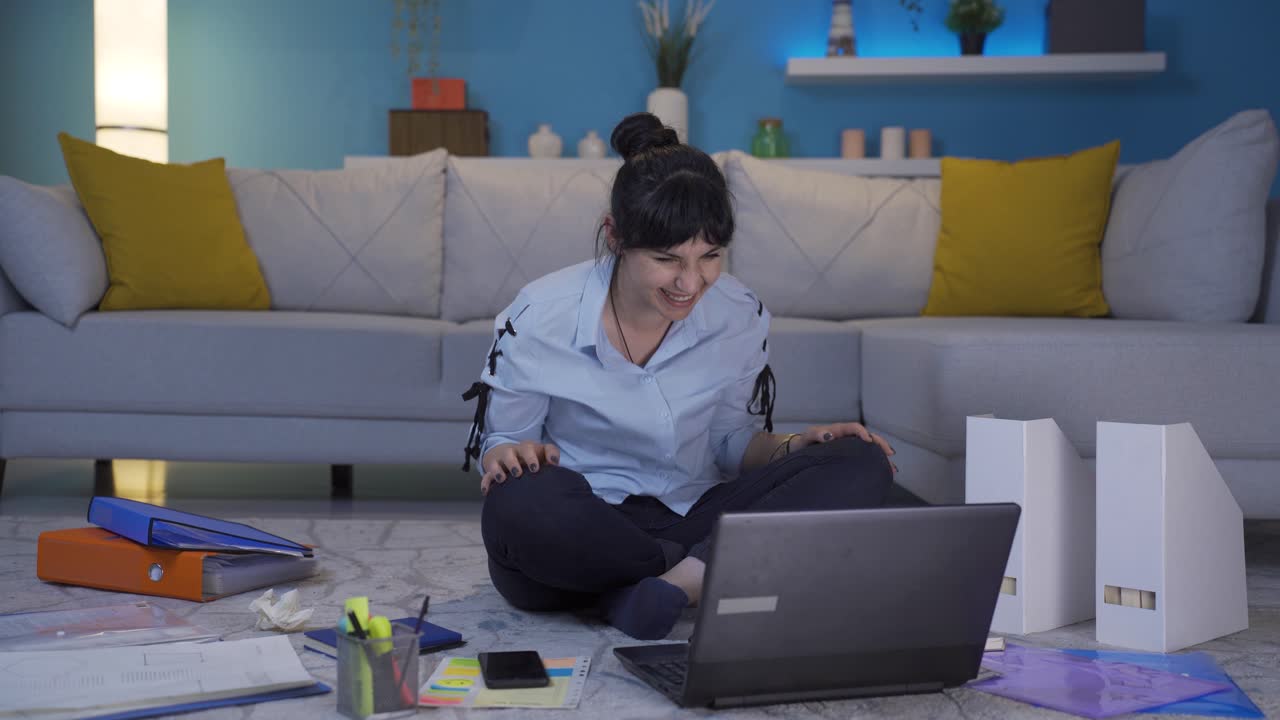 trabajadora de oficina en casa, mujer divertida trabajando en una computadora portátil, usándola.