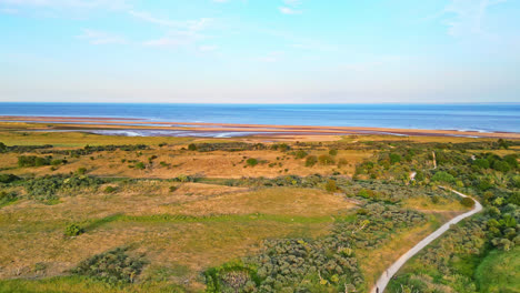 Descubra-El-Encanto-Idílico-De-Una-Escena-Costera-De-La-Hora-Dorada-A-Través-De-Impresionantes-Imágenes-Aéreas-De-Drones:-Estuario,-Bancos-De-Arena,-Océano-Y-Marismas