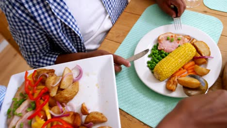 Frau-Serviert-Mann-Mahlzeit-Am-Esstisch