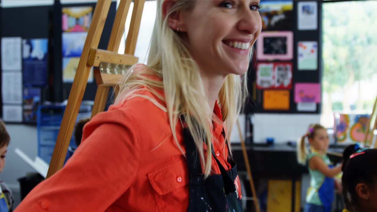 ⁇ 에 손을  ⁇ 고 서 있는 미소 짓는 교사의 초상화