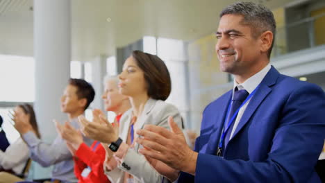 animación de la red de conexiones sobre diversas personas de negocios aplaudiendo en la oficina