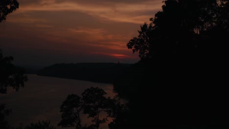 río connecticut, puesta de sol roja con árboles y reflejos en el agua