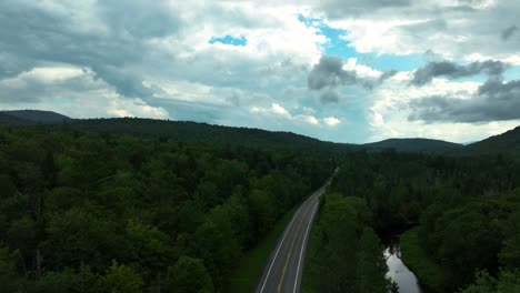 Wald-In-Den-Bergen,-Schwenk-über-Die-Nahe-Gelegene-Autobahn-Und-Den-Fluss