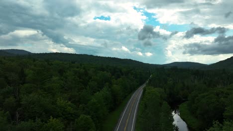 bosque en las montañas, panorámica sobre la carretera cercana y el río