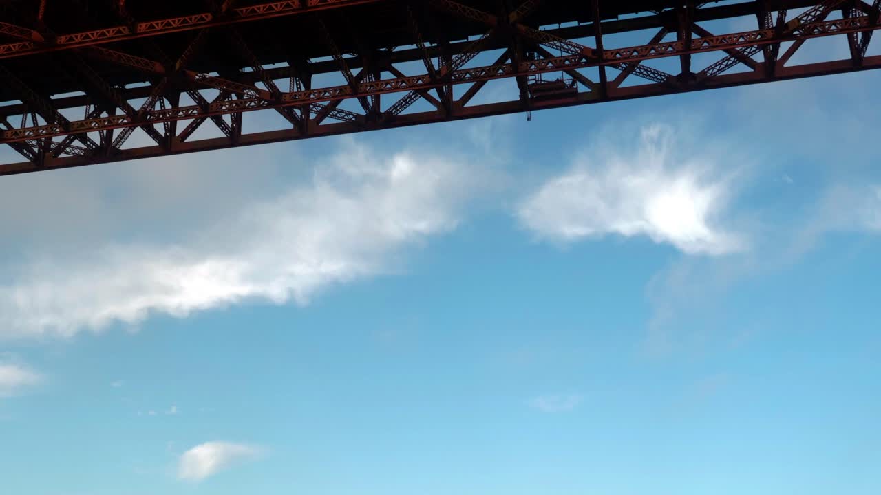 금문교 아래를 지나며 보이는 풍경