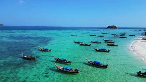 Barcos-De-Cola-Larga-Playa-Acantilado-Rocoso-Isla-Mar-Azul-Turquesa