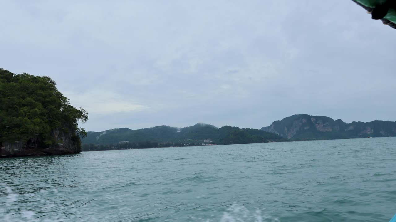 크라비의 물을 가로질러 경치 좋은 보트 타기