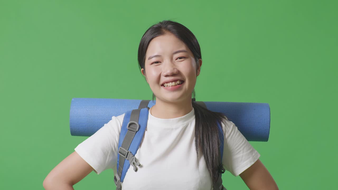 una mujer con una mochila.