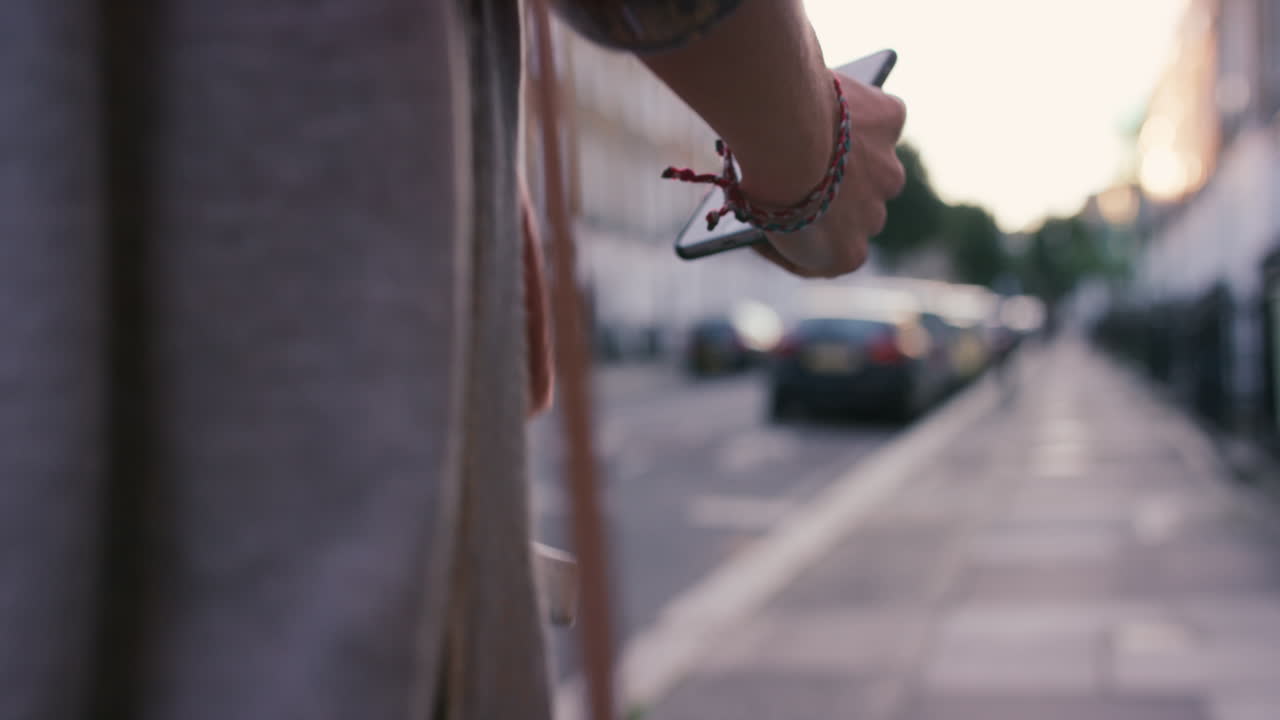 도시를 걸어다니는 스마트 폰 기술 앱을 사용하는 아름다운 여성