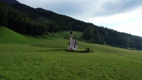 Drohne-Auf-Dem-Weg-Zur-Kleinen-Kirche-Von-San-Giovanni-In-Ranui-über-Einer-Grünen-Wiese