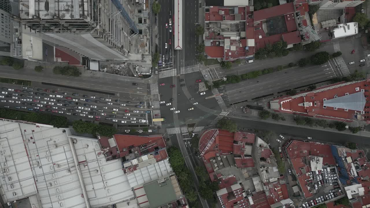 intersección de la ciudad de varios carriles con tráfico de vehículos, ciudad de méxico