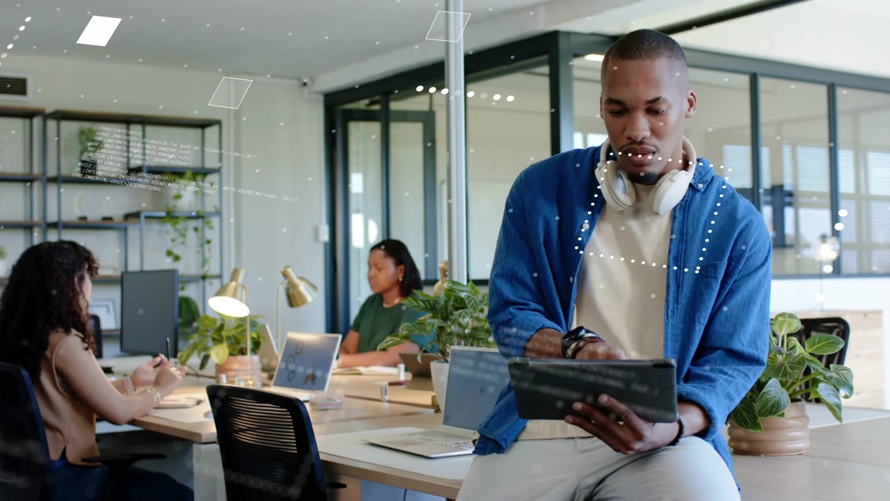 Video verticale: Sviluppatore che tocca un tablet in un ufficio open space, generando pannelli UI e analizzando il codice.