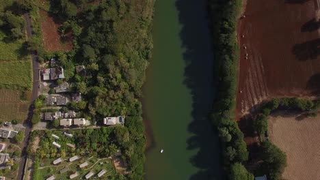 Vista-Aérea-De-La-Ciudad-Fluvial-Y-Las-Tierras-De-Cultivo-En-Mauricio