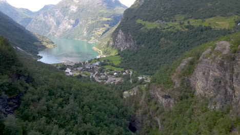 frondosos bosques fiordo azul y majestuosas montañas de geirangerfjord noruega - toma aérea