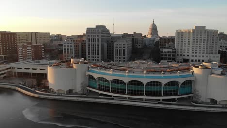 Imágenes-Aéreas-De-4k-De-La-Terraza-Monona-De-Madison-Wisconsin-Durante-La-Puesta-De-Sol