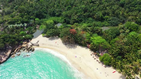 Ao-Que-La-Bahía-De-Sadet-Con-Playa-De-Arena,-Agua-De-Mar-Turquesa-Y-árboles-Exóticos