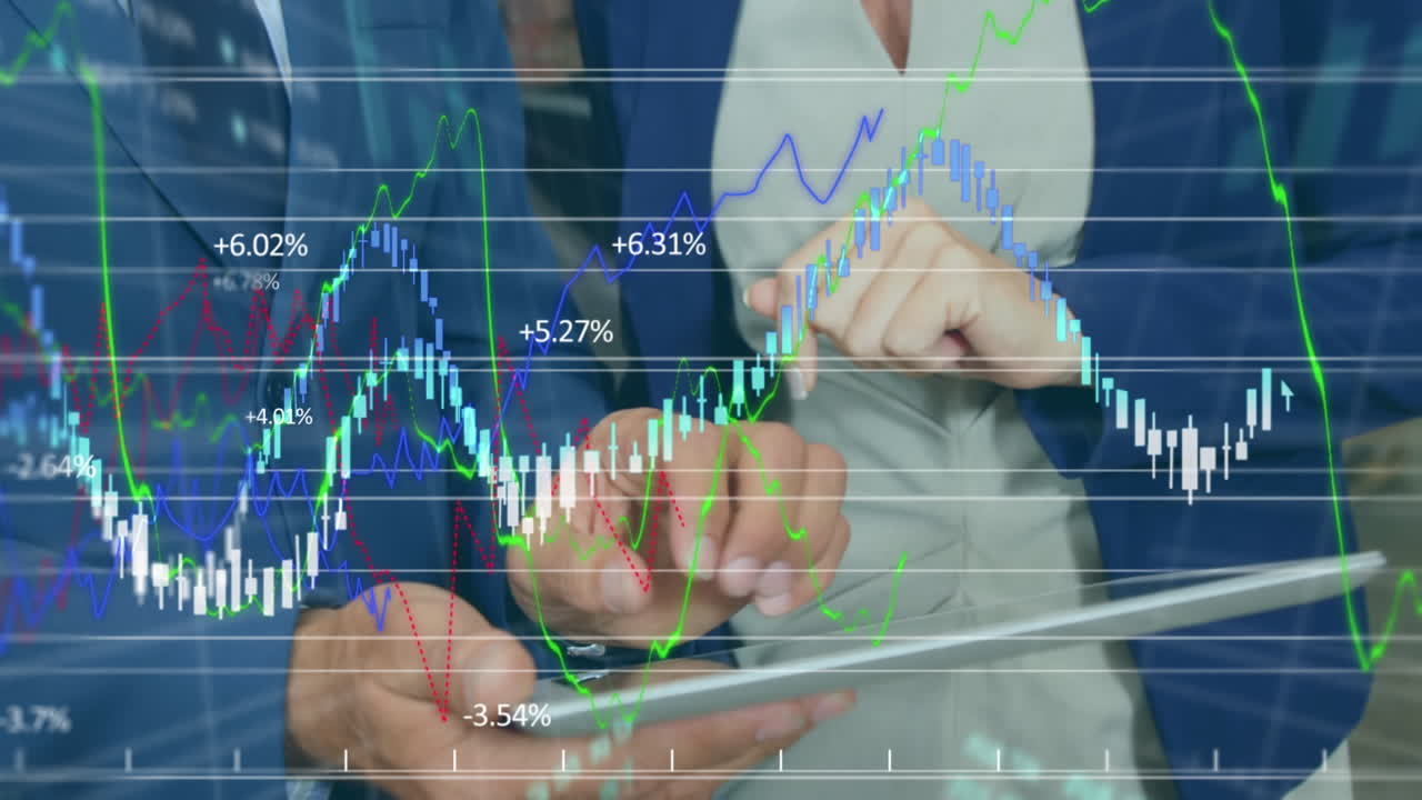 animación del procesamiento de datos financieros sobre diversas personas de negocios que usan tablets