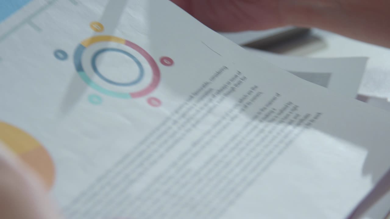 la mujer corrige los errores en el informe con un lápiz