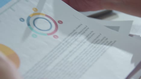 la mujer corrige los errores en el informe con un lápiz