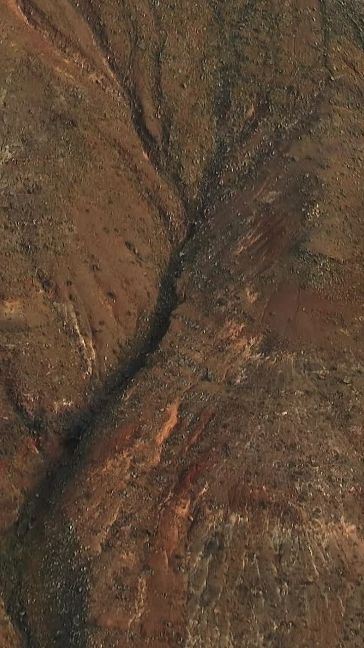 Kronkelend zandpad door vulkanische duinen