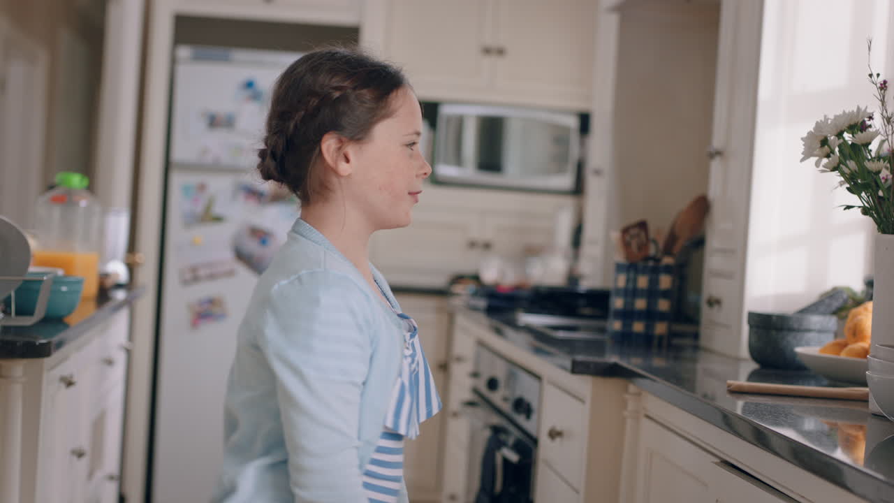 유연한 십대 소녀는 집에서 몸을  ⁇ 히고 뒤로 구부리는 연습을 합니다.