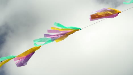다채로운 리본 이 바람이 불는 날에 흔들립니다.