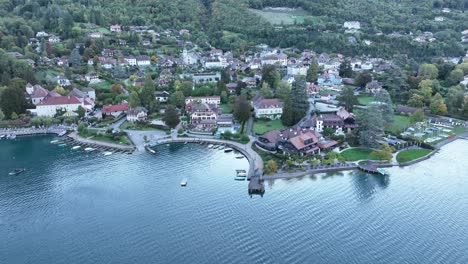 Village-by-the-lake-in-Annecy,-France