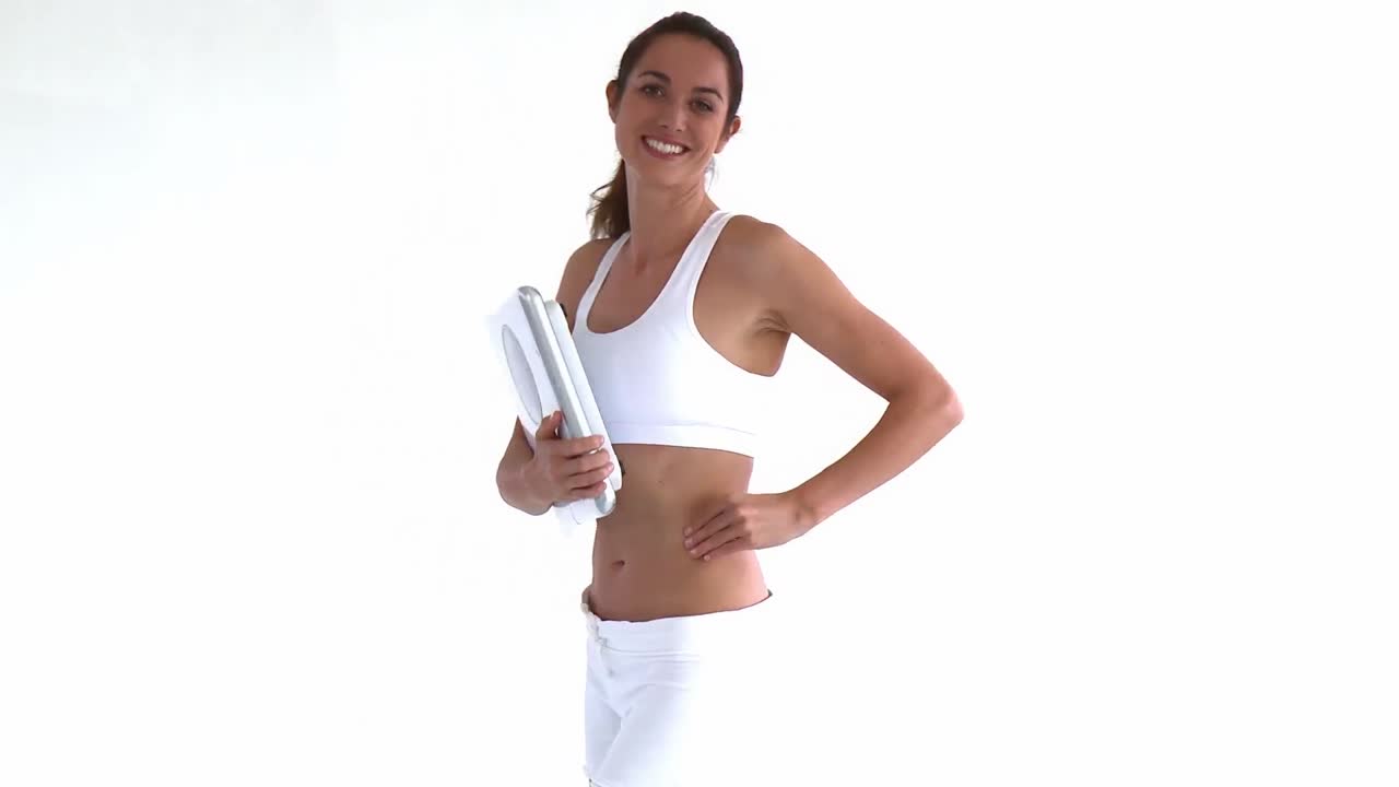 Ritratto di una bella donna ispanica che tiene una bilancia
