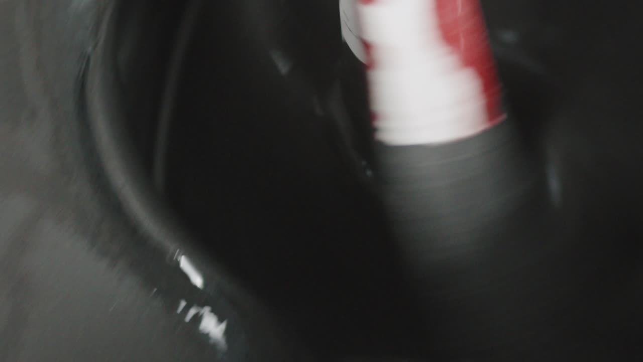 темно-серая стена краска смешивание краски ведро макро выстрел вблизи в замедленном режиме