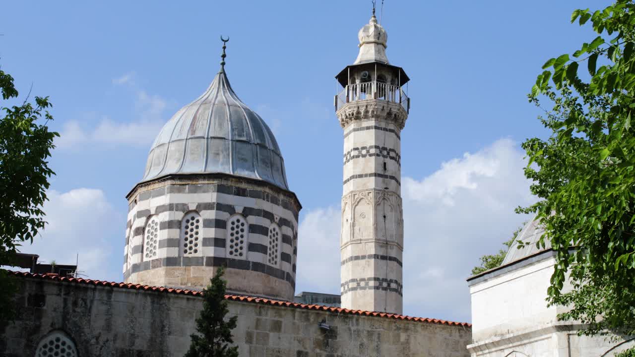 puente de piedra sobre el río adana ciudad