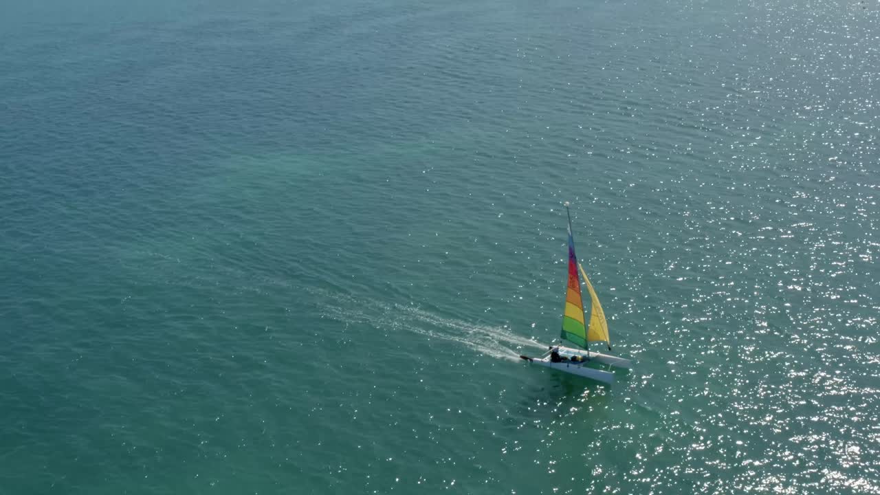tiro aéreo en ascenso después de un colorido velero desde la playa tropical de bessa en la capital costera de joao pessoa, paraiba, brasil en un cálido día soleado de verano