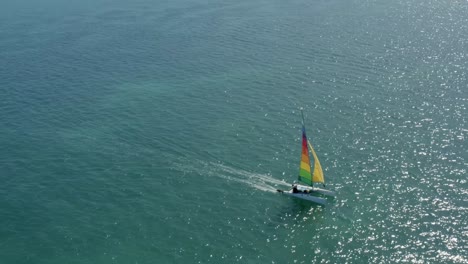 Tiro-Aéreo-En-Ascenso-Después-De-Un-Colorido-Velero-Desde-La-Playa-Tropical-De-Bessa-En-La-Capital-Costera-De-Joao-Pessoa,-Paraiba,-Brasil-En-Un-Cálido-Día-Soleado-De-Verano