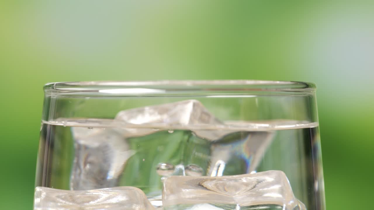 얼음으로 된 물 한 잔