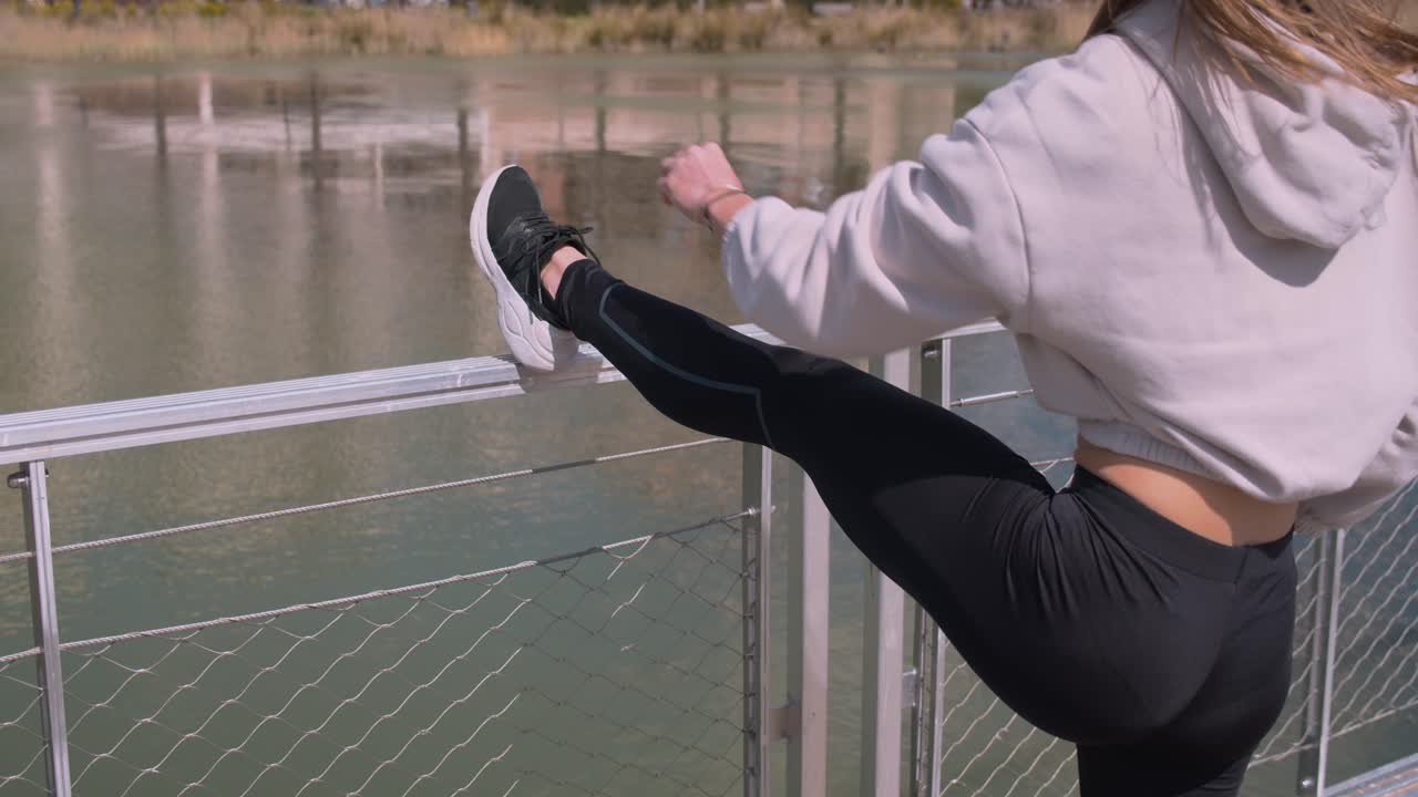 낮에 다리 스트레칭 운동을 하는 여성