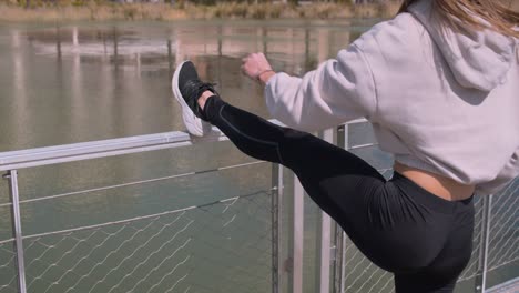una mujer haciendo ejercicio de estiramiento de piernas durante el día
