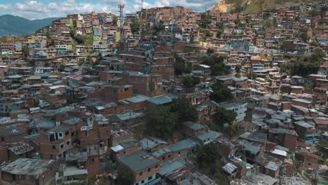 Drone-Vista-Aérea-De-La-Ciudad-De-La-Comuna-13,-Medellín,-área-Del-Gueto-De-Colombia,-Punto-De-Referencia-Turístico