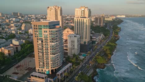 Filmaufnahme-Mit-Drohne-Auf-Dem-Malecon-Von-Santo-Domingo-Bei-Sonnenuntergang