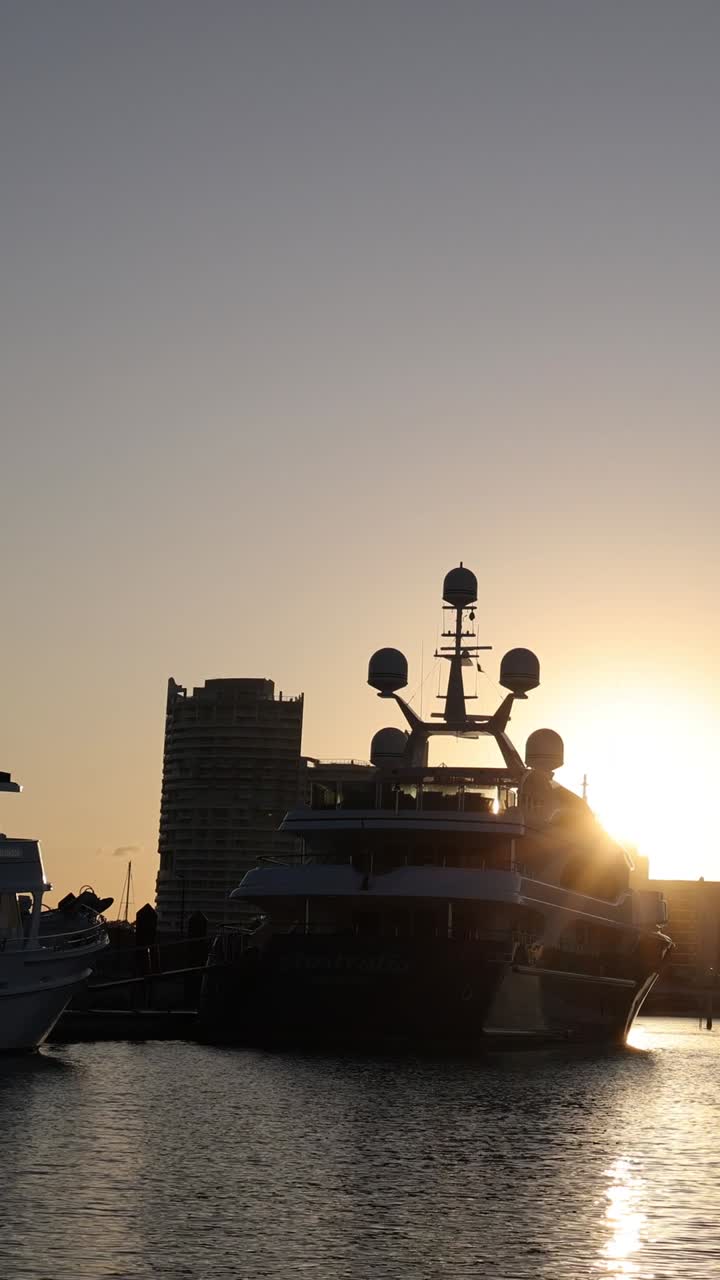 Time-lapse di un tramonto dietro lo skyline della città e le barche