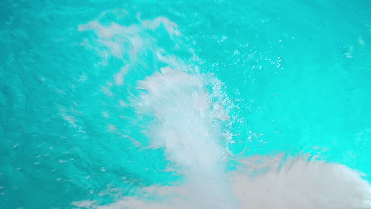 piscina con jacuzzi y agua burbujeante e hidromasaje de olas interior