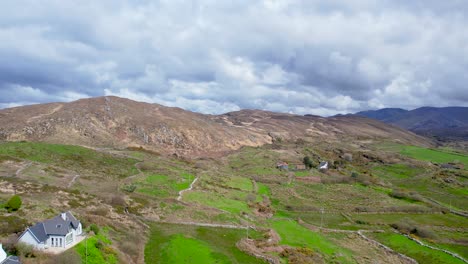una toma lateral de 4k de granjas en la península de beara