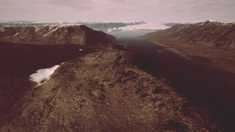 Hermoso-Paisaje-Con-Mar-Frío-Y-Montañas-Nevadas