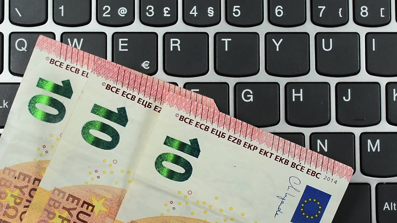 Banchette di Euro sulla Tastiera del Computer