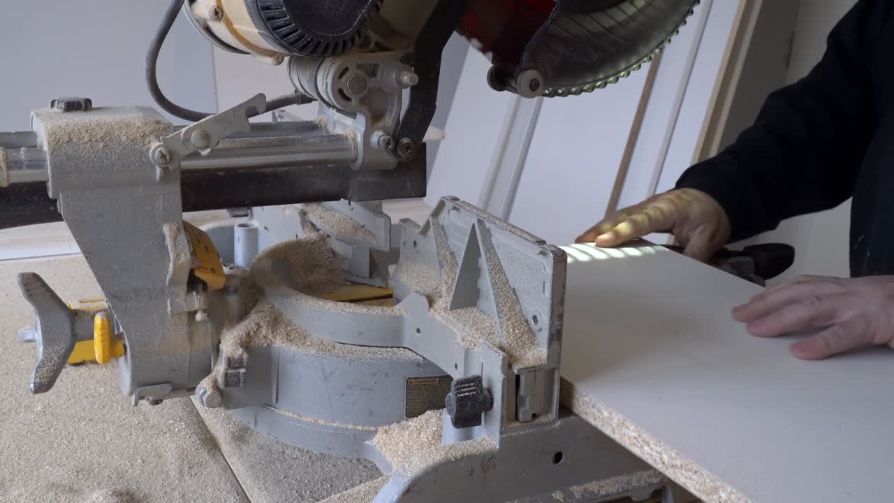 el constructor corta el tablero con una sierra circular el trabajador corta el tablero