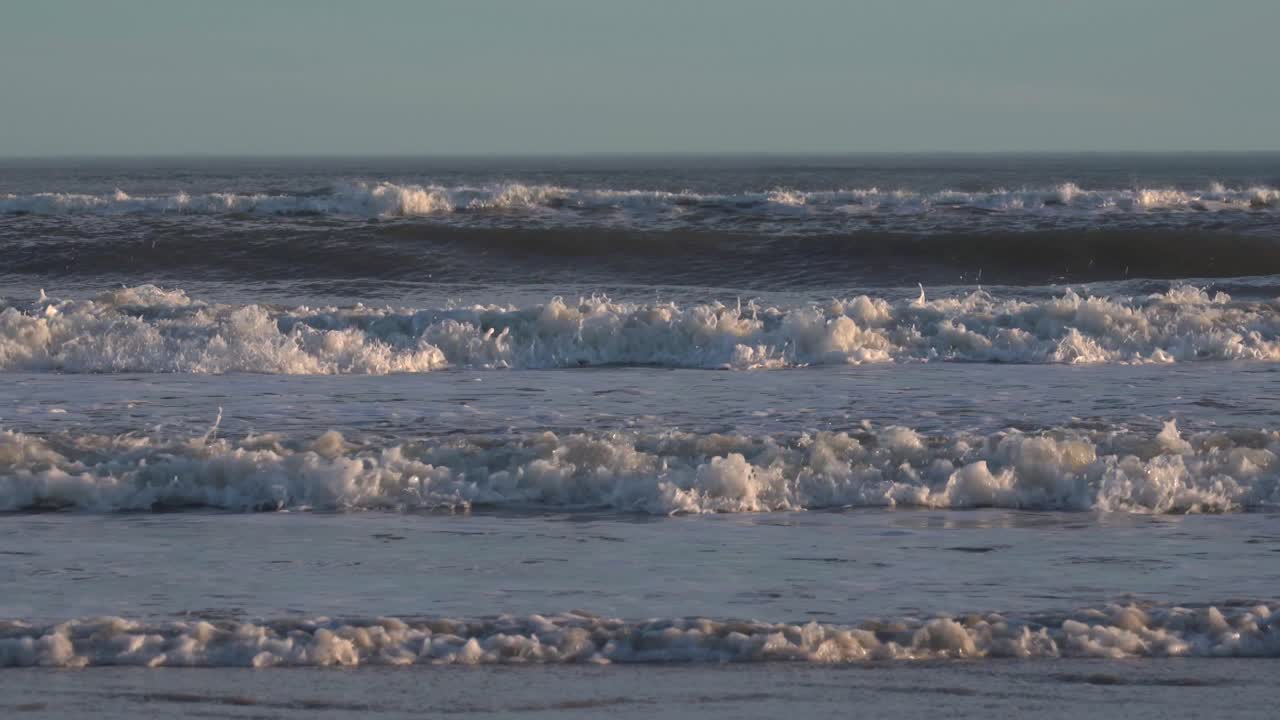 파도가 튀고 해변으로 굴러간다 - 클로즈업